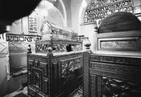 The-purported-sarcophagi-of-Esther-and-Mordechai-Photo-Courtesy-of-Yassi-Elias-Gabbay