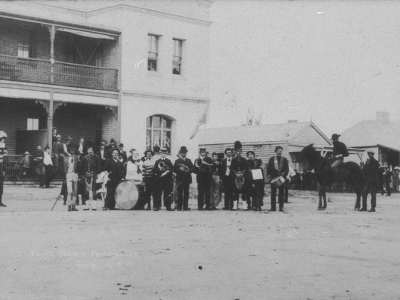 Eden-town-band-outside-Australasia-Hotel-1911