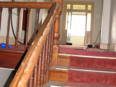 Original-staircase-and-upstairs-landing-2016