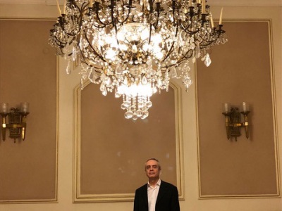 Roberto Sadacca, my host at the Museum of Turkish Jews, under the chandelier from Buenos Aires