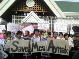 Thai students raising awareness