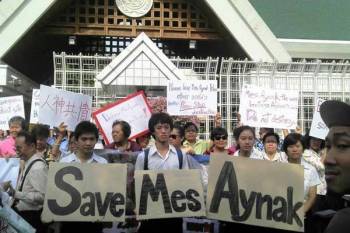 Thai students raising awareness