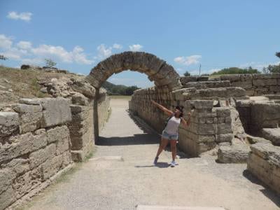 Posing-as-a-discus-thrower-as-I-enter-the-stadium