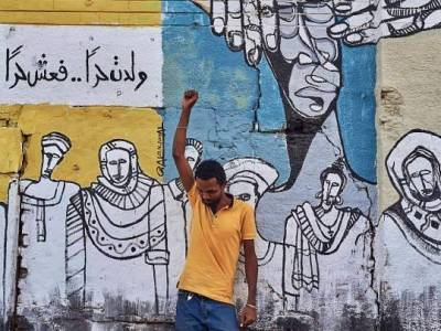 1_Galal-Yousif-photographed-by-Ahmed-Awad-with-one-of-his-murals.